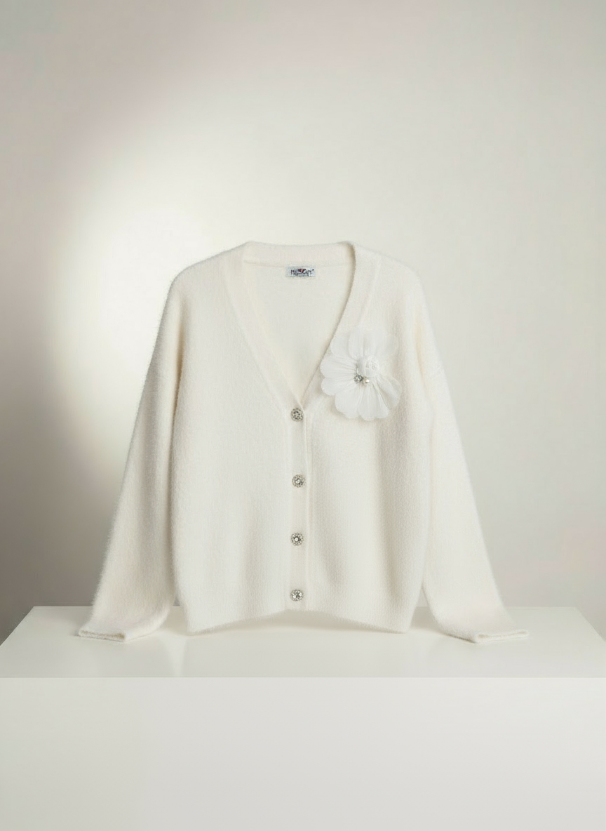 Beyaz Tüylü Çiçek Broşlu Hırka