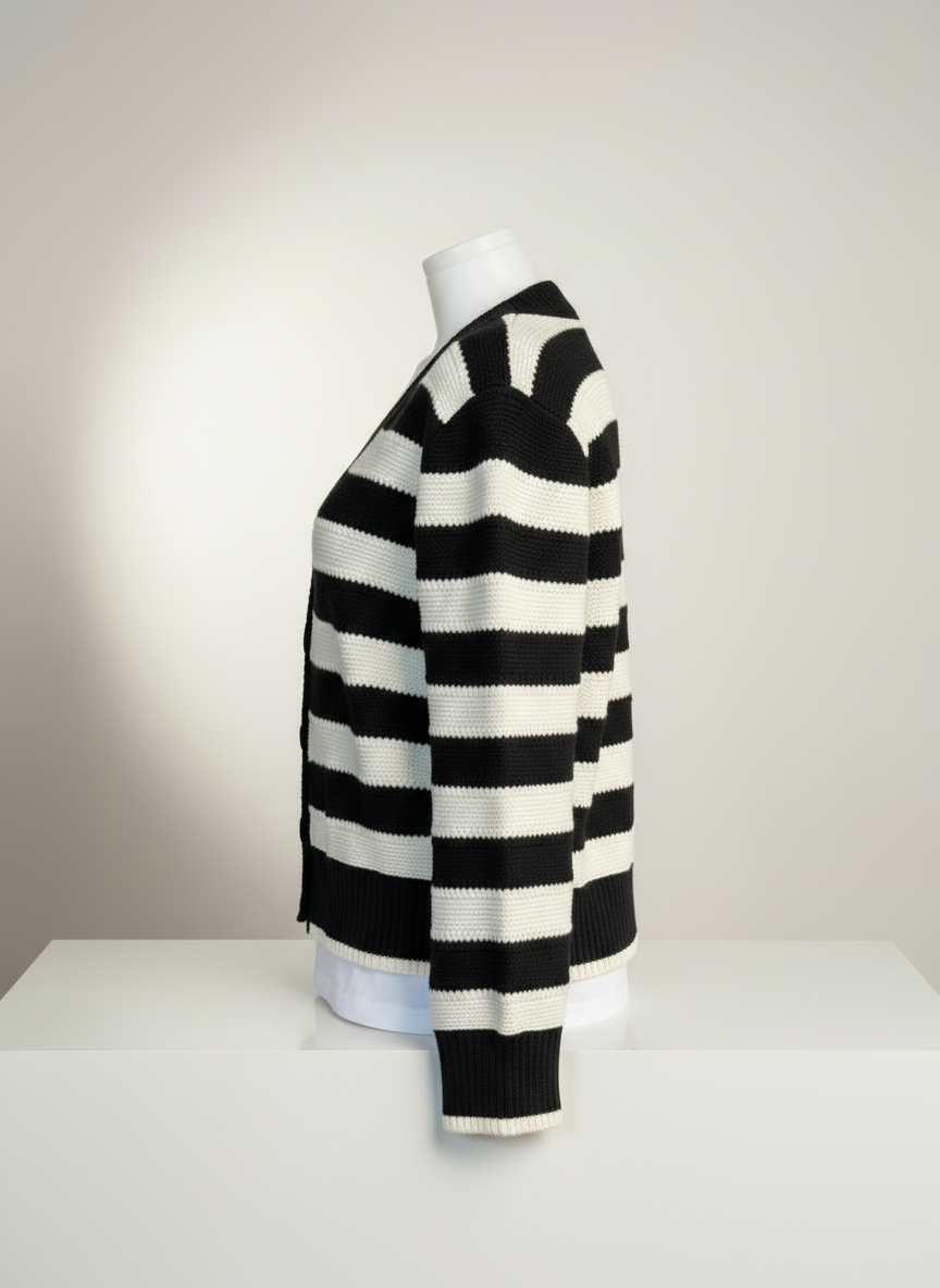 Siyah ve Beyaz Çizgili V Yaka Düğmeli Triko Hırka